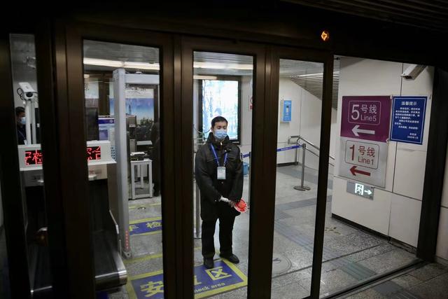 北京地铁5号线东单站出入口试点安装的智能电动门
