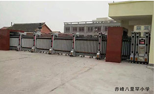 赤峰八里罕小学伸缩门工程案例 - 中出网-智能出入口与停车充电门户