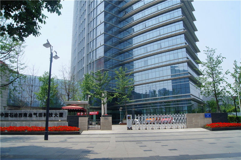 中国石油西南油气田科技大厦伸缩门工程案例 - 中出网-智能出入口与停车充电门户