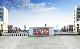 龙口汽车广场欧罗中华伸缩门工程案例 - 中出网-智能出入口与停车充电门户