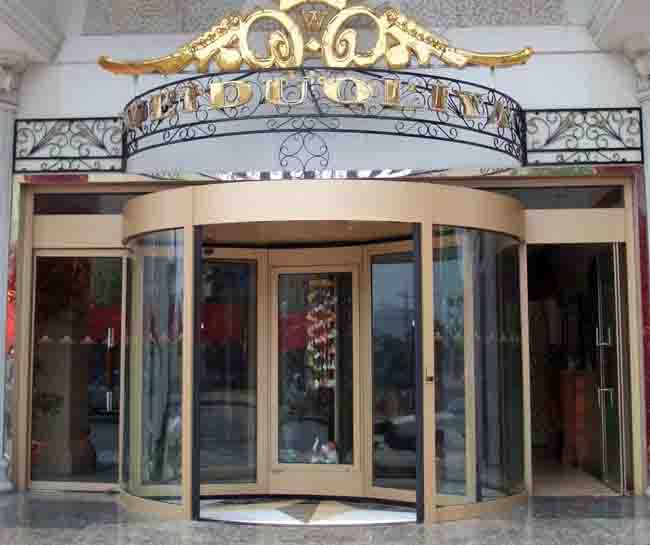 三翼自动旋转门（带展箱氟碳喷涂）