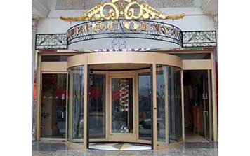 三翼自动旋转门（带展箱氟碳喷涂）