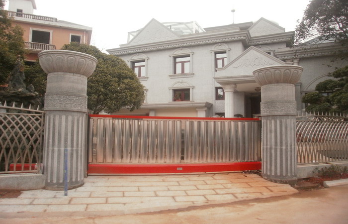 南北德信悬浮折叠门成功安装在湘潭金桥山庄大门口
