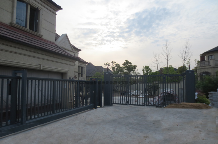 溧阳香格里拉智能无轨悬浮门工程案例 - 中出网-智能出入口与停车充电门户