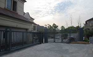 溧阳香格里拉智能无轨悬浮门工程案例 - 中出网-智能出入口与停车充电门户