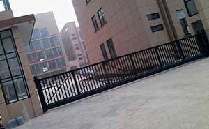 金华鼎杰服饰有限公司智能无轨悬浮门工程案例 - 中出网-智能出入口与停车充电门户