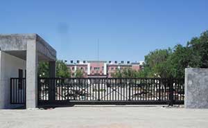 新疆石河子121团中学智能无轨悬浮门工程案例 - 中出网-智能出入口门户
