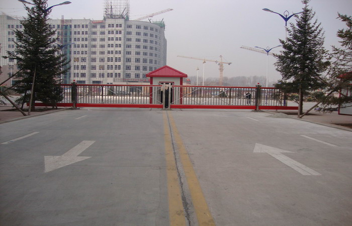 赤峰市和美建材城智能无轨悬浮门工程案例 - 中出网-智能出入口与停车充电门户