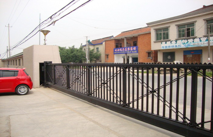 江苏丹阳姚氏灯具有限公司智能无轨悬浮门工程案例 - 中出网-智能出入口与停车充电门户