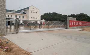 江西省水电工程局老爷庙风电场智能无轨悬浮门工程案例 - 中出网-智能出入口与停车充电门户