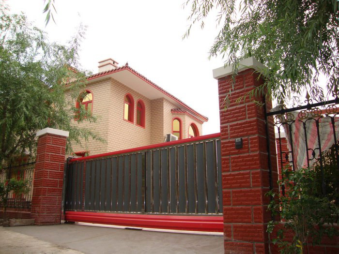 北京龙聚山庄智能无轨悬浮门工程案例 - 中出网-智能出入口与停车充电门户