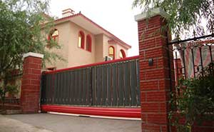 北京龙聚山庄智能无轨悬浮门工程案例 - 中出网-智能出入口与停车充电门户