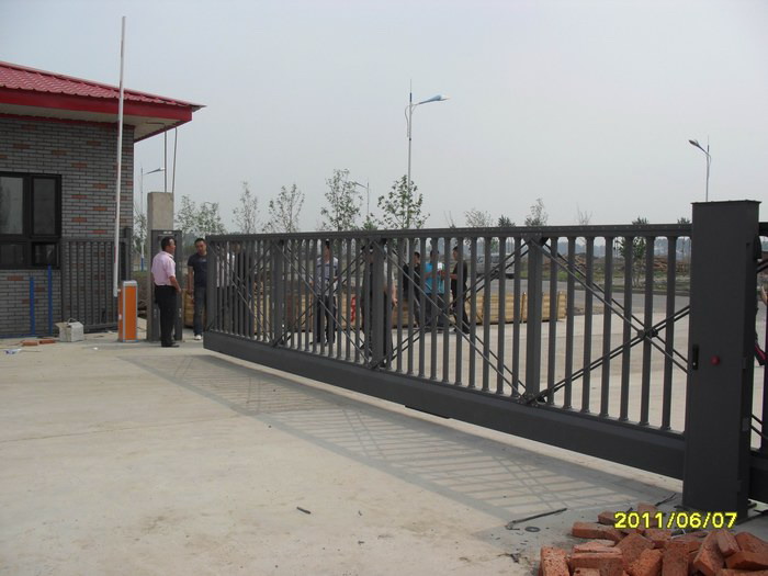 长春市金星装饰材料有限公司智能无轨悬浮门工程案例 - 中出网-智能出入口与停车充电门户