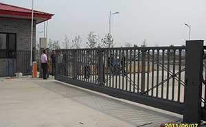 长春市金星装饰材料有限公司智能无轨悬浮门工程案例 - 中出网-智能出入口与停车充电门户