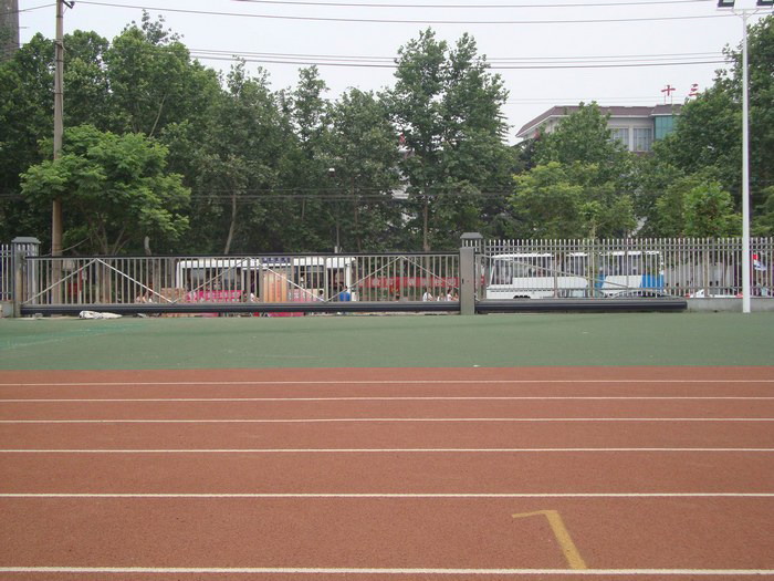 邯郸市峰峰矿区市十三中学体育场智能无轨悬浮门工程案例 - 中出网-智能出入口与停车充电门户