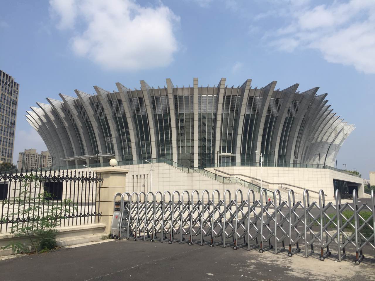 浙江工商大学智能安全伸缩平移门工程案例 - 中出网-智能出入口与停车充电门户