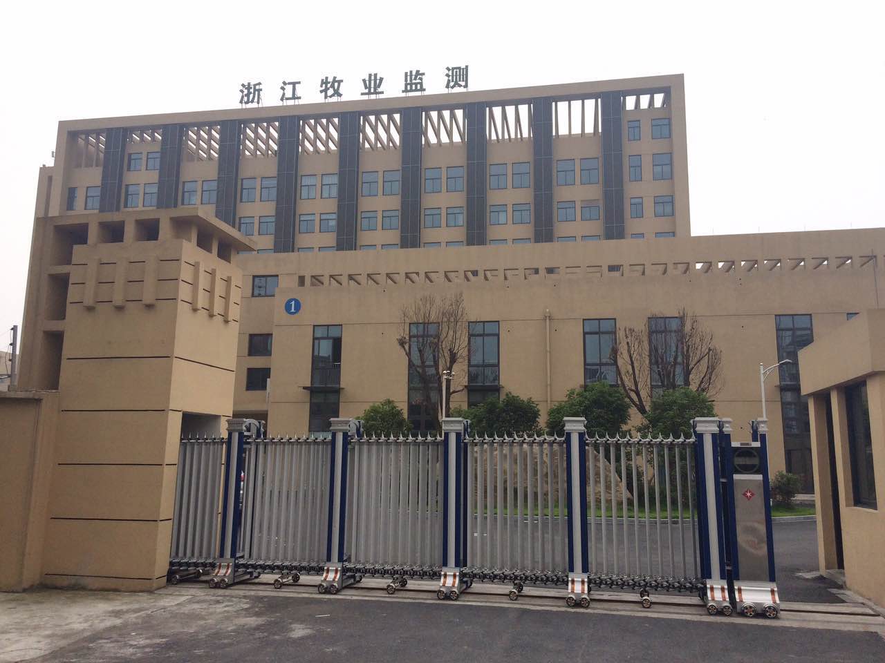 浙江牧业监测智能安全伸缩平移门工程案例 - 中出网-智能出入口与停车充电门户