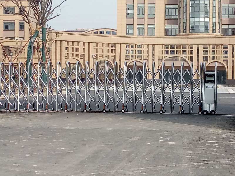 张家港市第二职业技术学校智能安全伸缩平移门工程案例 - 中出网-智能出入口与停车充电门户