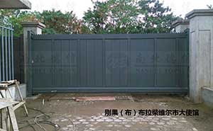 刚果大使管欧宝818LP智能安全伸缩平移门工程案例 - 中出网-智能出入口与停车充电门户