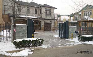 碧湖园智能安全伸缩平移门工程案例 - 中出网-智能出入口与停车充电门户