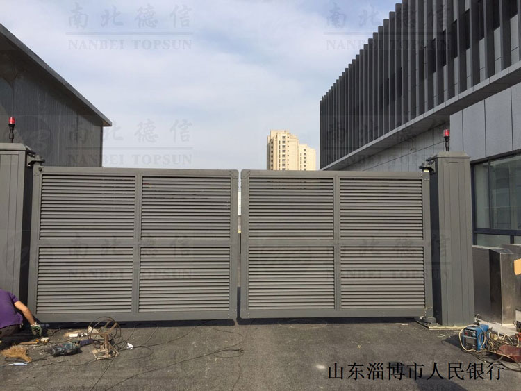 山东淄博市人民银行开泰LB智能平开门工程案例 - 中出网-智能出入口与停车充电门户