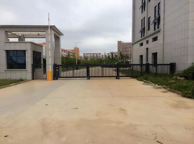 湖北意尔康智能安全伸缩平移门工程案例 - 中出网-智能出入口与停车充电门户