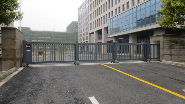 上海松万机械有限公司智能安全伸缩平移门工程案例 - 中出网-智能出入口与停车充电门户