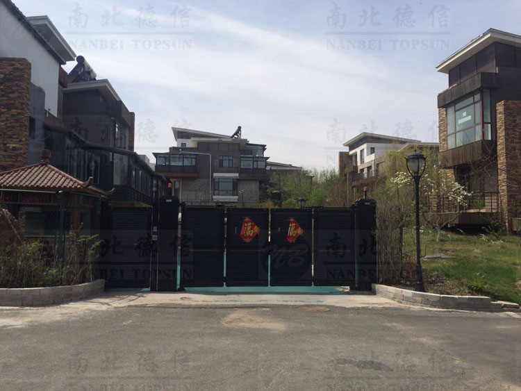 吉林长春私人别墅智能悬折门工程案例 - 中出网-智能出入口与停车充电门户