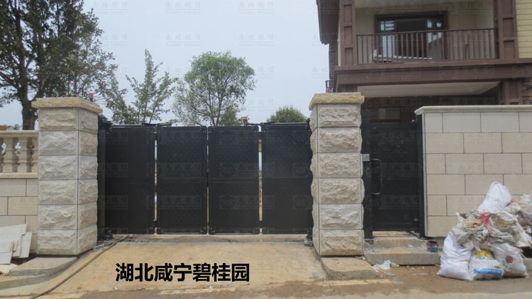 湖北咸宁碧桂园1-开泰LP智能悬折门案例 - 中出网-智能出入口与停车充电门户