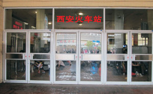 西安火车站肯德基门案例 - 中出网-智能出入口与停车充电门户