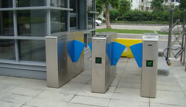 广州萝岗区公安分局三棍闸工程案例 - 中出网-智能出入口与停车充电门户