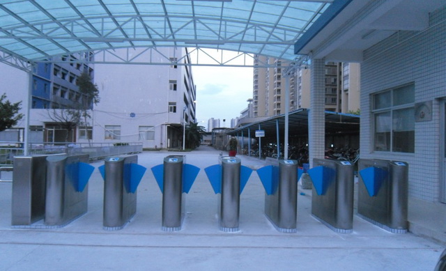 深圳沙井奇宏电子三棍闸工程案例 - 中出网-智能出入口与停车充电门户