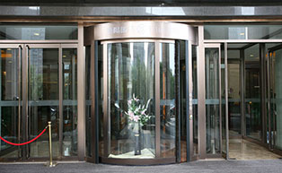 北京渔阳饭店旋转门工程案例 - 中出网-智能出入口与停车充电门户