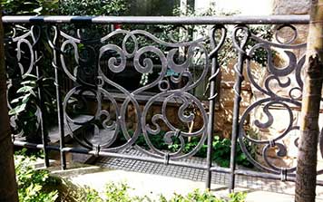 铁艺护栏 - 流畅形欧式铁艺室外护栏
