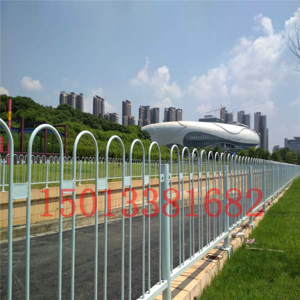 马路中间防爬护栏 清远市政交通白色栏杆批发厂家