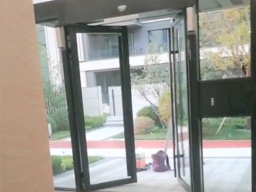 曲臂式开门机 - 中出网-智能出入口与停车充电门户