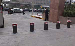 北京人大正门升降柱案例 - 中出网-智能出入口门户