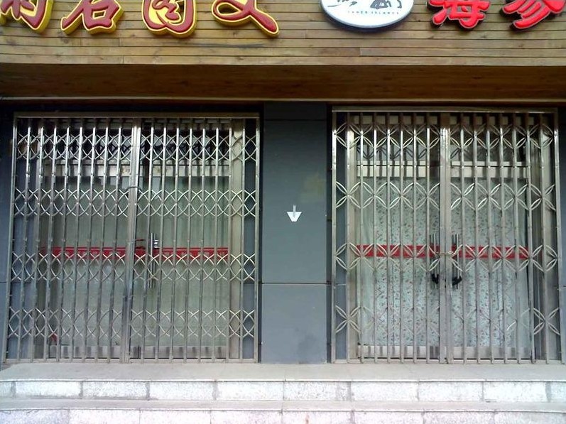 四川广元一处门面房一左一右拉闸门工程案例 - 中出网-智能出入口门户