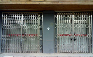 四川广元一处门面房一左一右拉闸门工程案例