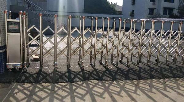 保定出安智能伸缩门成保定市东利机械制造股份有限公司大门口一颗璀璨明珠