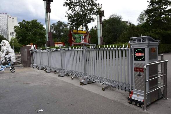 保定出安智能伸缩门进驻保定铂悦山大门口