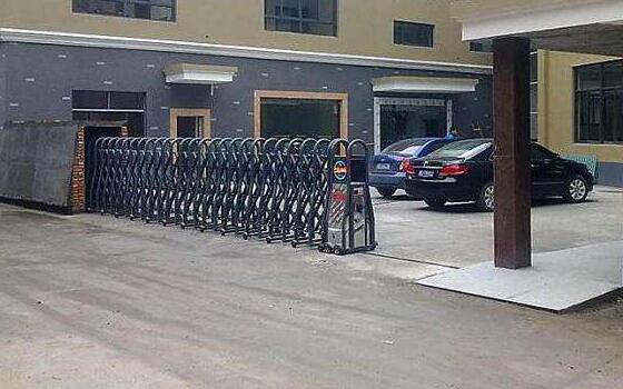 保定出安智能伸缩门闪亮在保定嘉盛光电科技股份有限公司大门口