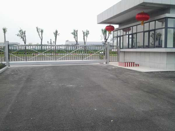 天津出安智能悬浮门亮相在天津大学大门口