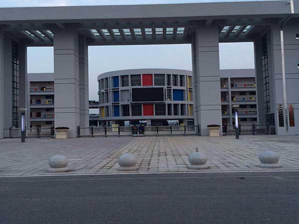 重庆出安智能伸缩门亮相在重庆铜梁区立新小学校大门口