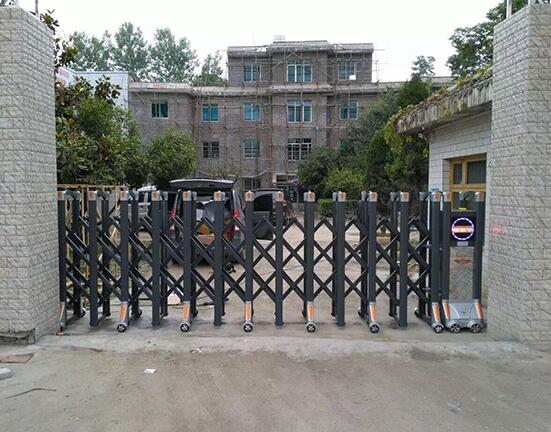 台州出安智能电动伸缩门闪亮安装在伟星金色朝阳大门口