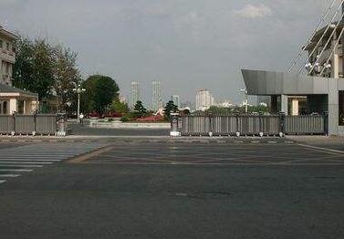 让台州出安智能电动伸缩门成为台州市交通技术学校的理想门卫