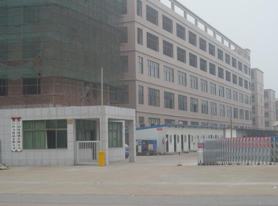 金华出安智能为浙江韵铭玻璃有限公司大门口增添亮丽伸缩门