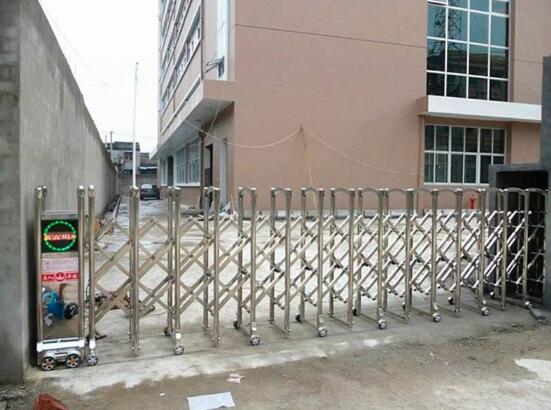 金华出安智能电动伸缩门安装在金华市建设技工学校大门口