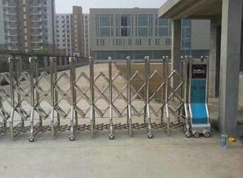金华出安智能伸缩门安装在万泰龙乾府大门口展示