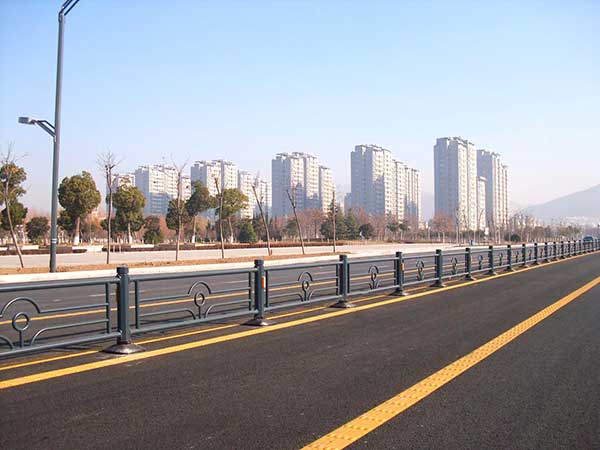 庆贺连云港出安智能道路护栏成功安装在连云港市连云区通园路